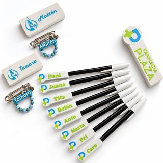 Lapiceras, llaveros y placa personalizados para un equipo